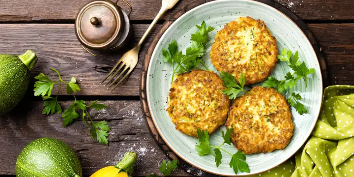 Кабачковые оладьи с чесноком. Кабачковые оладьи с чесноком.