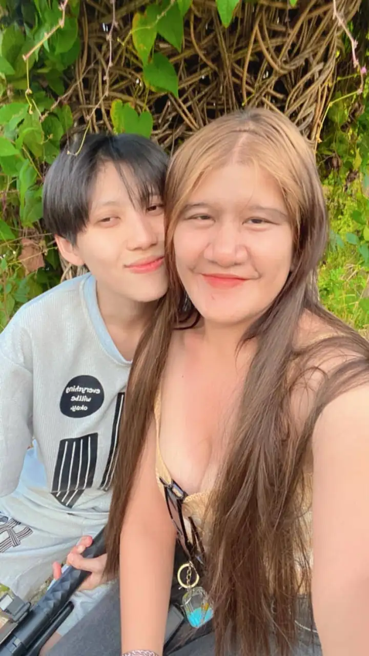 Супатра со своим молодым человеком.