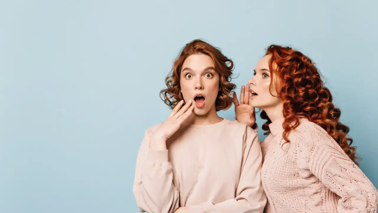 Жещины сплетничают