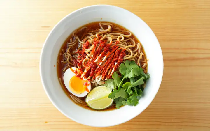 Лапша с острым соусом и лаймом.