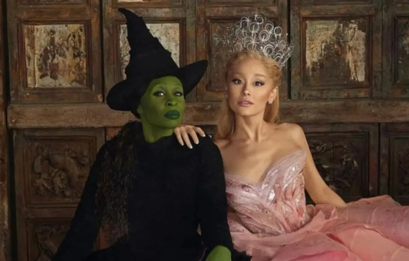 Ариана Гранде и Синтия Эриво на постере к фильму «Злая».