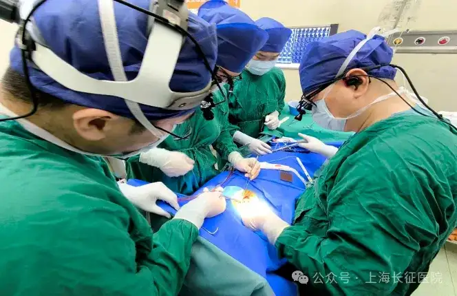 Хирургическая бригада за работой.