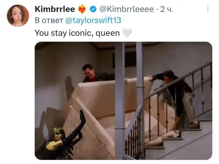 Тейлор помогает Чендлеру и Россу поднимать диван по лестнице.