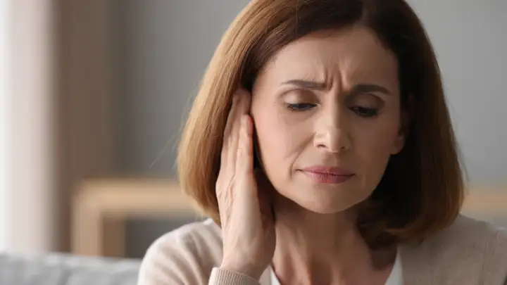 Шум в ушах связан с симптомами депрессии и тревожностью