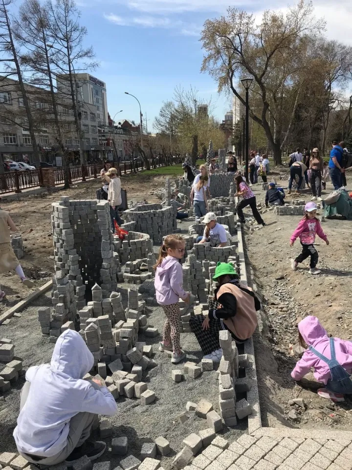 В Новосибирске дети решили построить крепость из брусчатки, про которую забыли коммунальные службы.