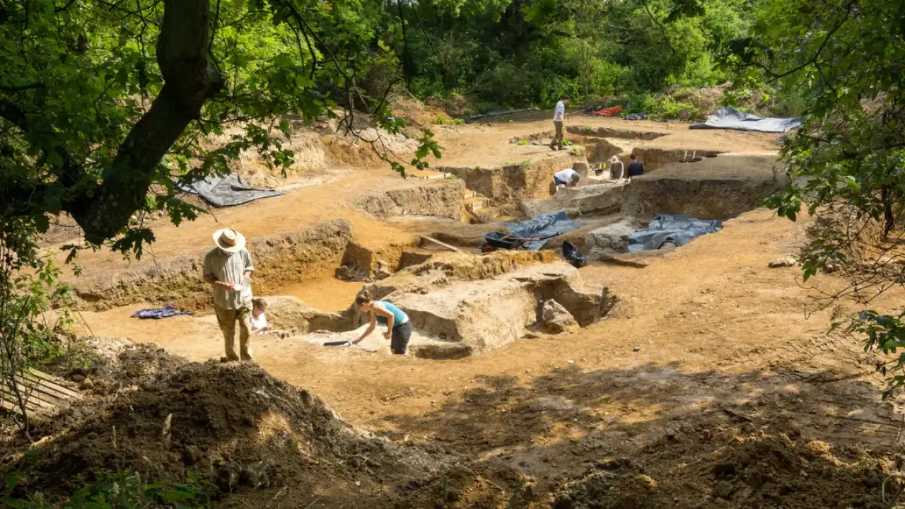 Раскопки отложений возрастом 400 000 лет в Барнхеме, графство Саффолк.