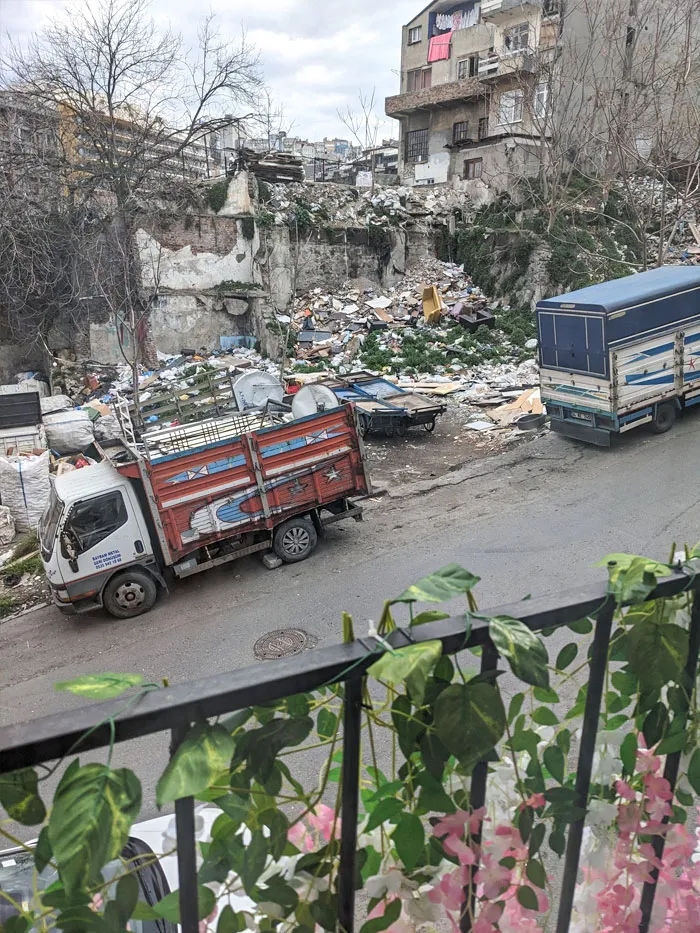 «Вид на город из моего гостиничного номера в Стамбуле».