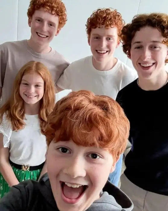 Тристан и Габриэль Харланды, Руари Спунер, Грейси Кокрейн и Аластер Стаут. Тристан и Габриэль Харланды, Руари Спунер, Грейси Кокрейн и Аластер Стаут.