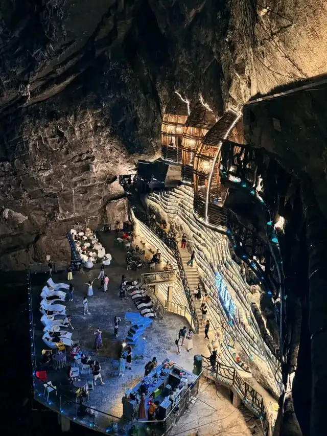 Вид книжного магазина в скале изнутри.