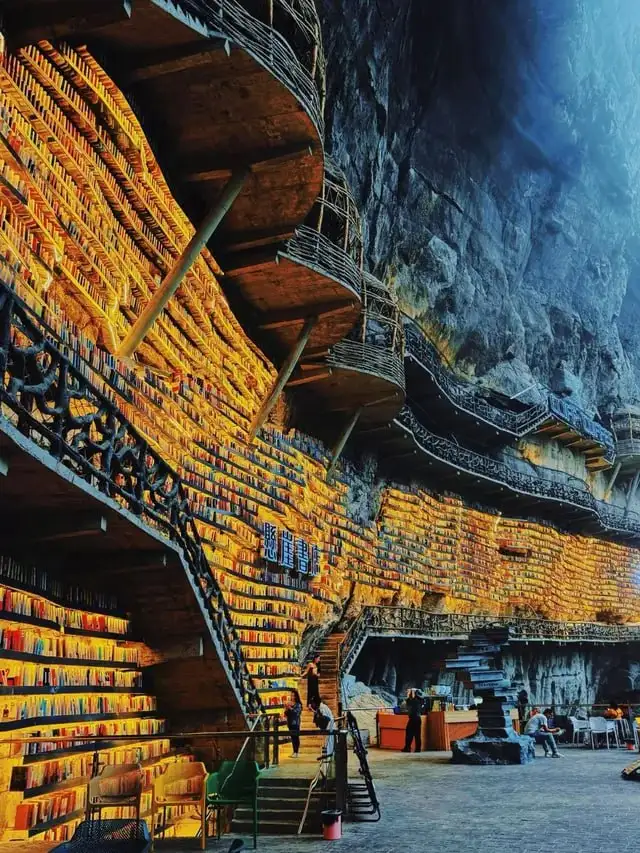 Книжный магазин в Китае, созданный прямо в скале.