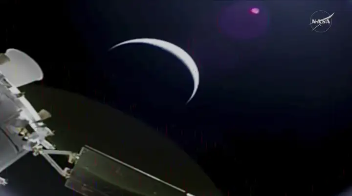 Космический корабль «Орион» на фоне Земли.