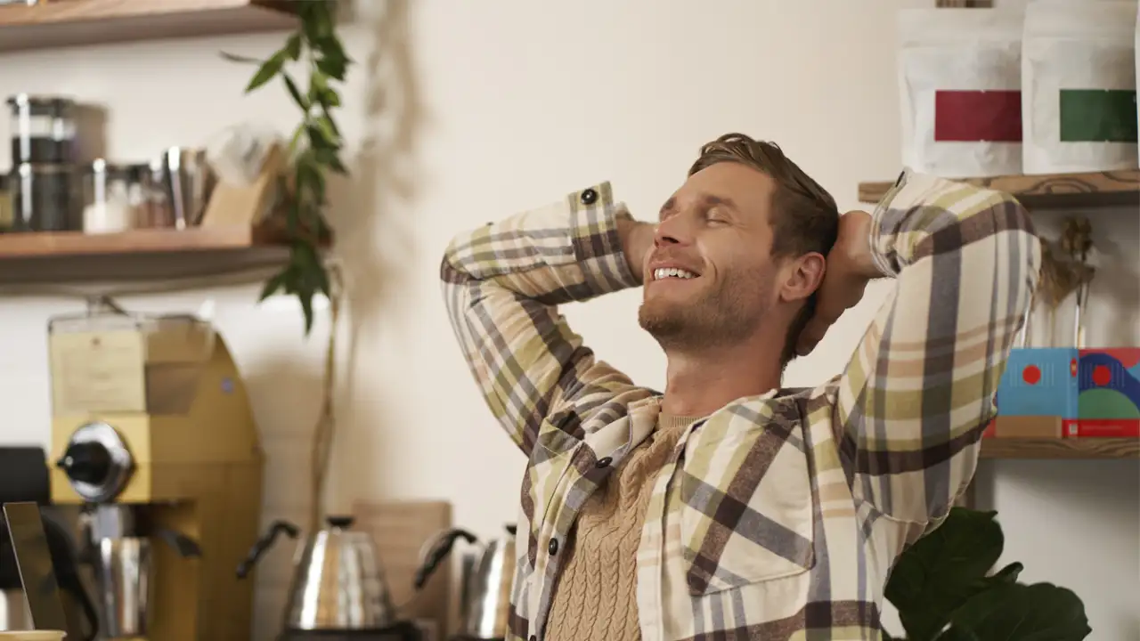 Довольный мужчина.