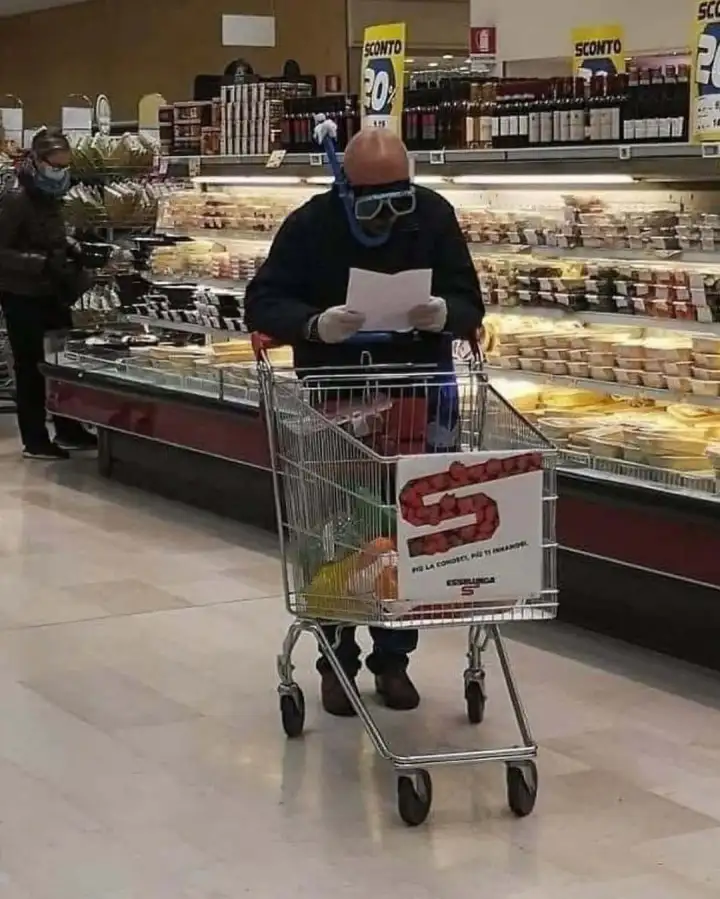 По мнению этого мужчины, ковид передается через глаза. По мнению этого мужчины, ковид передается через глаза.