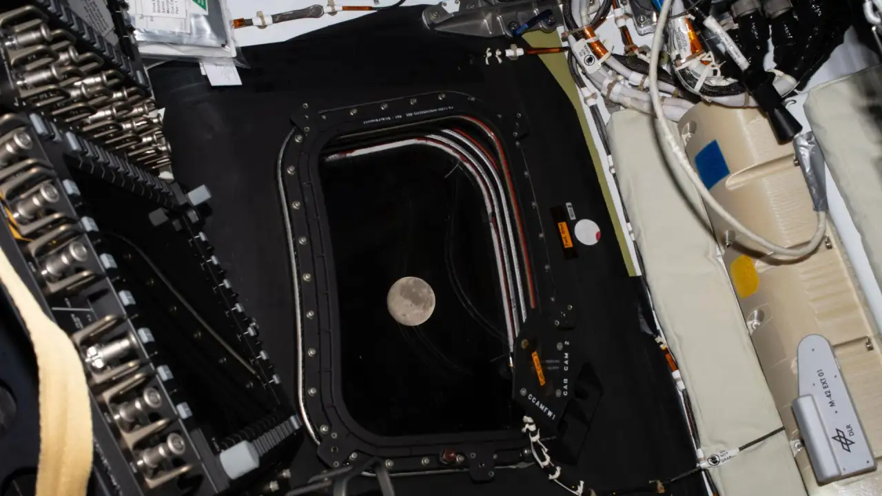 Вид на Луну из капсулы.