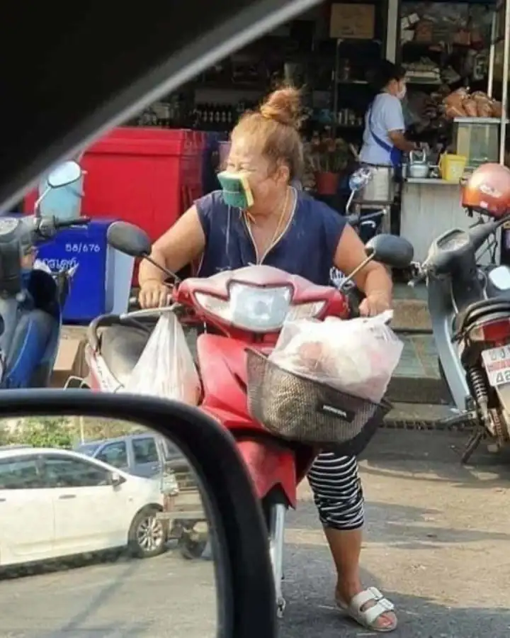 Производит гигиену полости рта. Производит гигиену полости рта.