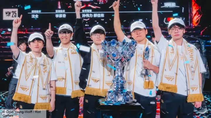 Сан Хёк с кубком чемпиона. Сан Хёк с кубком чемпиона.