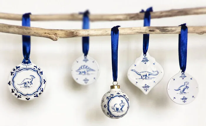 «Фарфоровые рождественские украшения, которые я расписала динозаврами. Просто потому, что я люблю Рождество и динозавров».