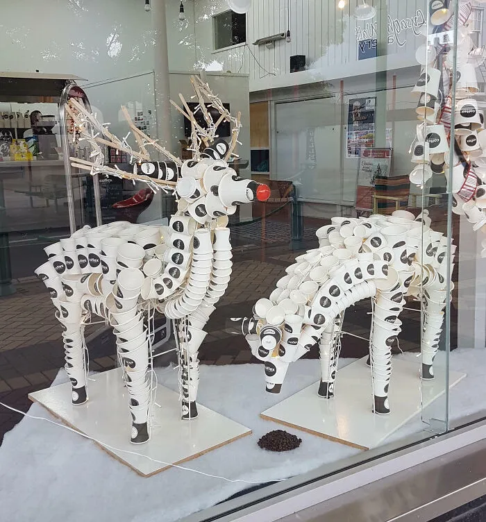 «Магазин моего друга сделал все свои рождественские украшения из кофейных стаканчиков».