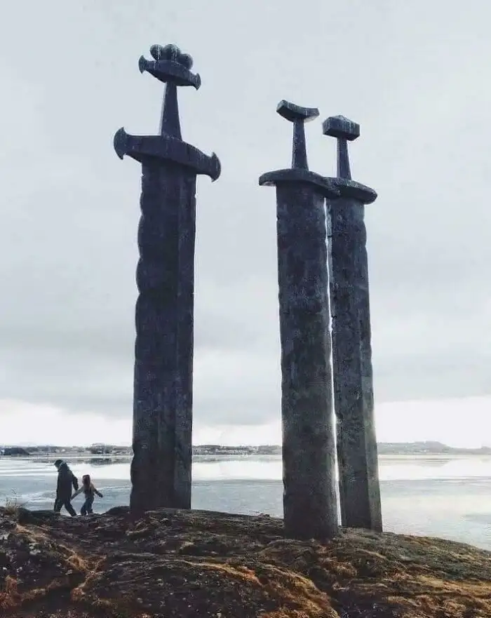 Гигантские мечи в Норвегии. Гигантские мечи в Норвегии.