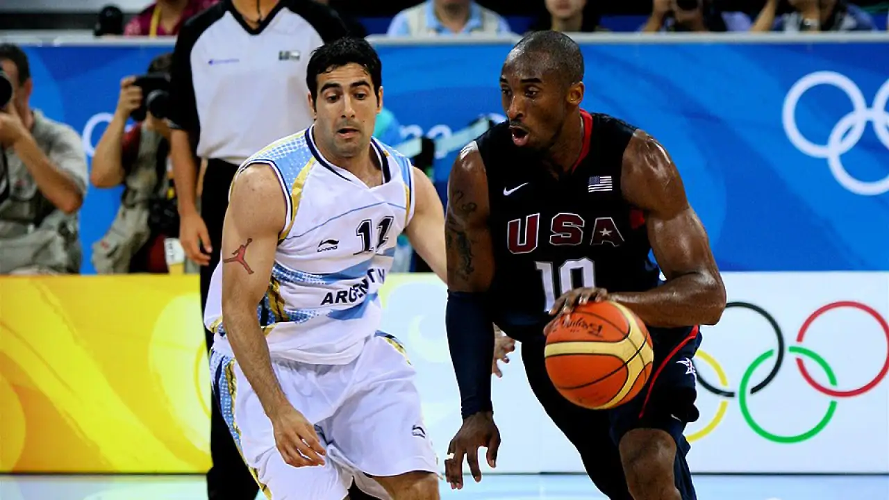 Коби Брайант (справа).