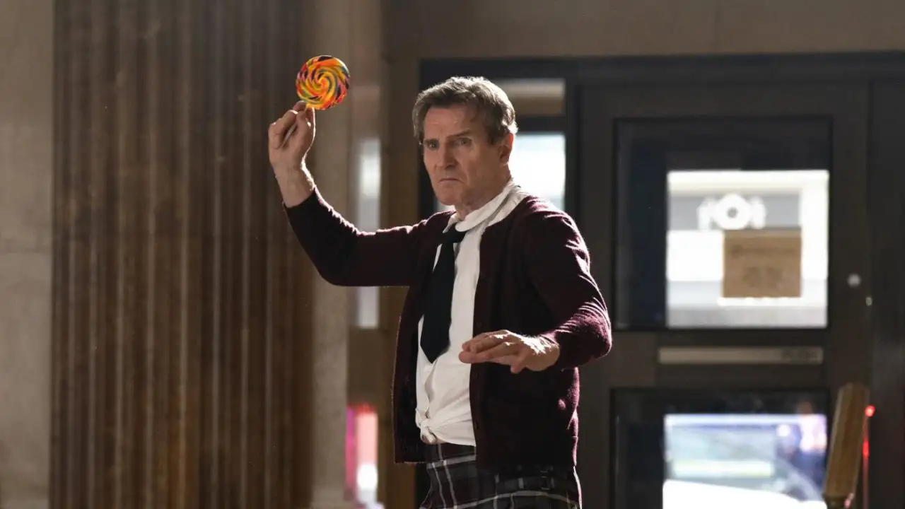 Лиам Нисон в фильме «Голый пистолет».