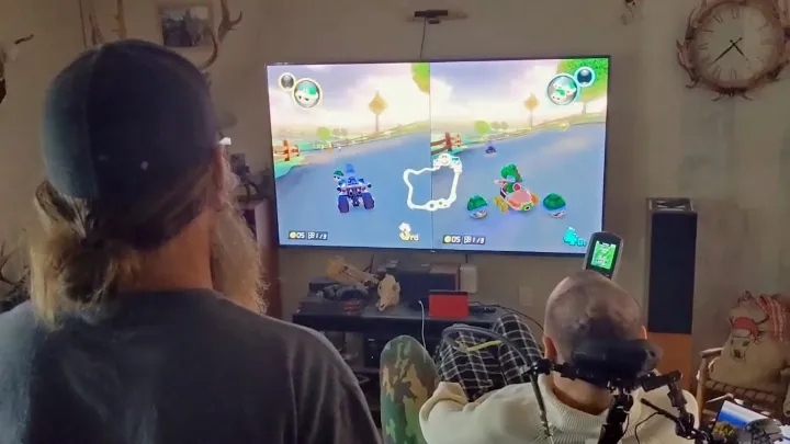 Сейчас Ноланд Арбо свободно может играть в видеоигры вместе с членами семьи.