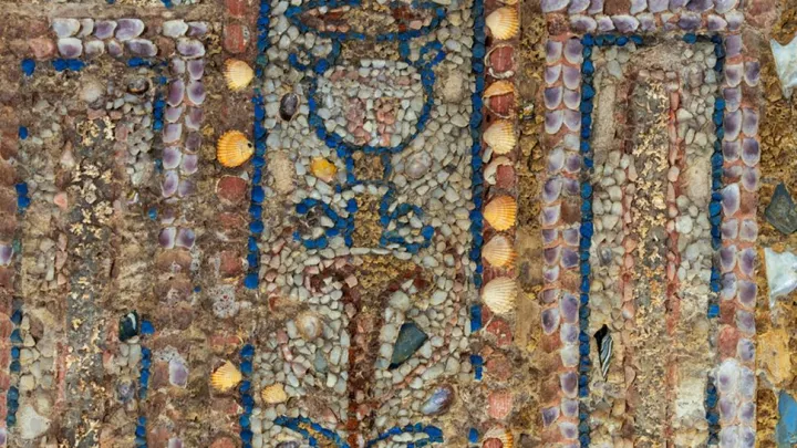 Мозаика была выложена из самых разнообразных материалов.