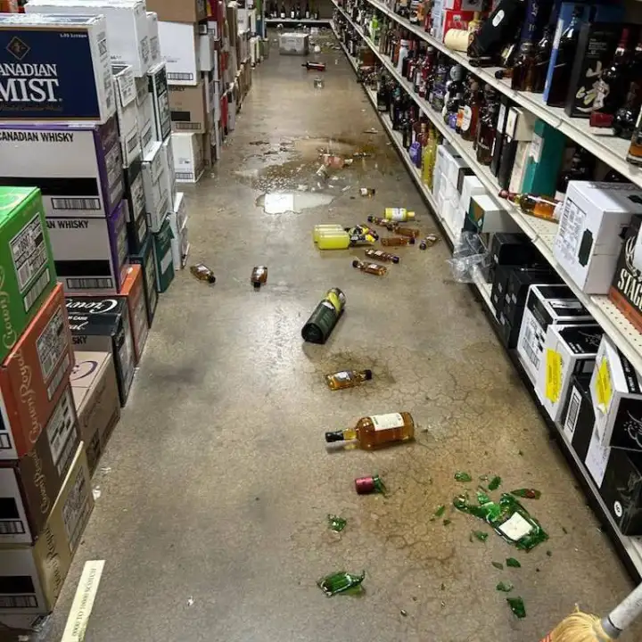 Результат его прошлого погрома в алкомаркете.