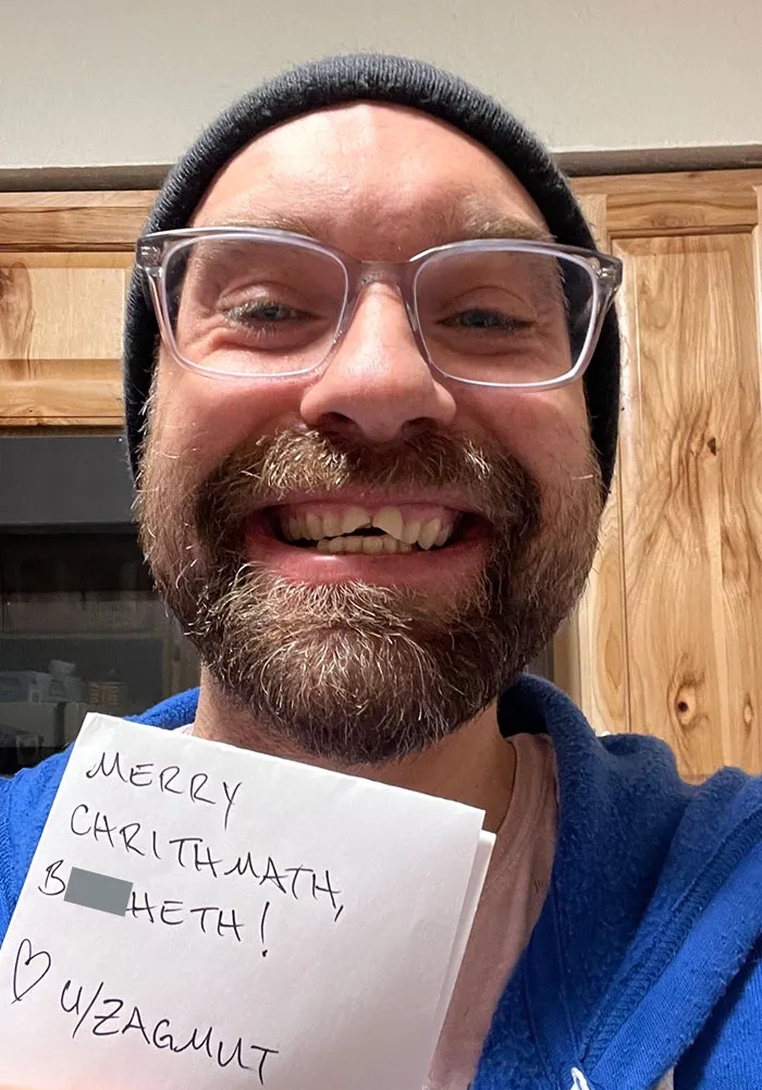 «Я встал рождественским утром, чтобы выпить немного воды, потерял сознание на кухне и рухнул на пол. Пришёл в себя с разбитой губой и выплюнул осколки зубов».