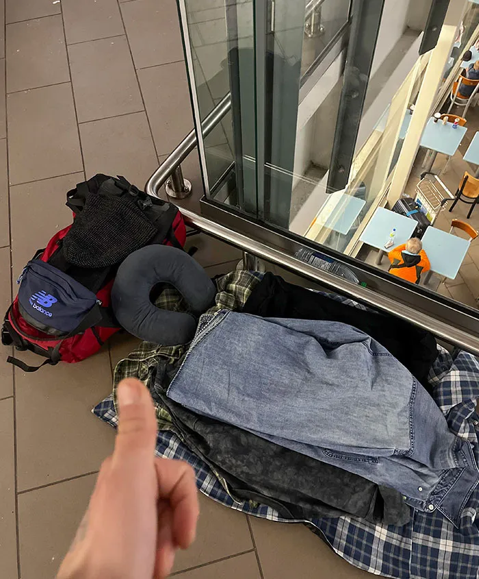 «Моя кровать на Рождество. Я застряла в аэропорту на 3,5 дня».