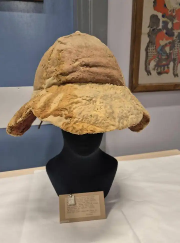 Та самая панама от солнца, которую 2000 лет назад носил римский солдат в Египте. Та самая панама от солнца, которую 2000 лет назад носил римский солдат в Египте.