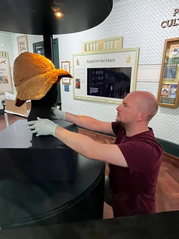 Как видите, она прекрасно сохранилась. Как видите, она прекрасно сохранилась.