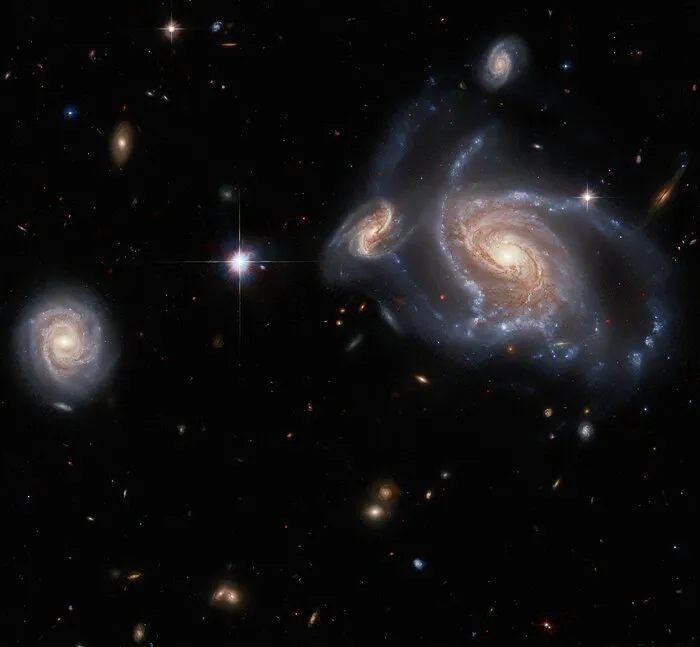 Если кажется, что галактики близко друг к другу, попробуйте посмотреть с трёхмерной перспективы.