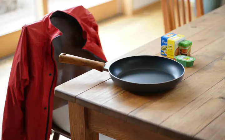 ПФАС используются в производстве антипригарной посуды и водоотталкивающей одежды. ПФАС используются в производстве антипригарной посуды и водоотталкивающей одежды.