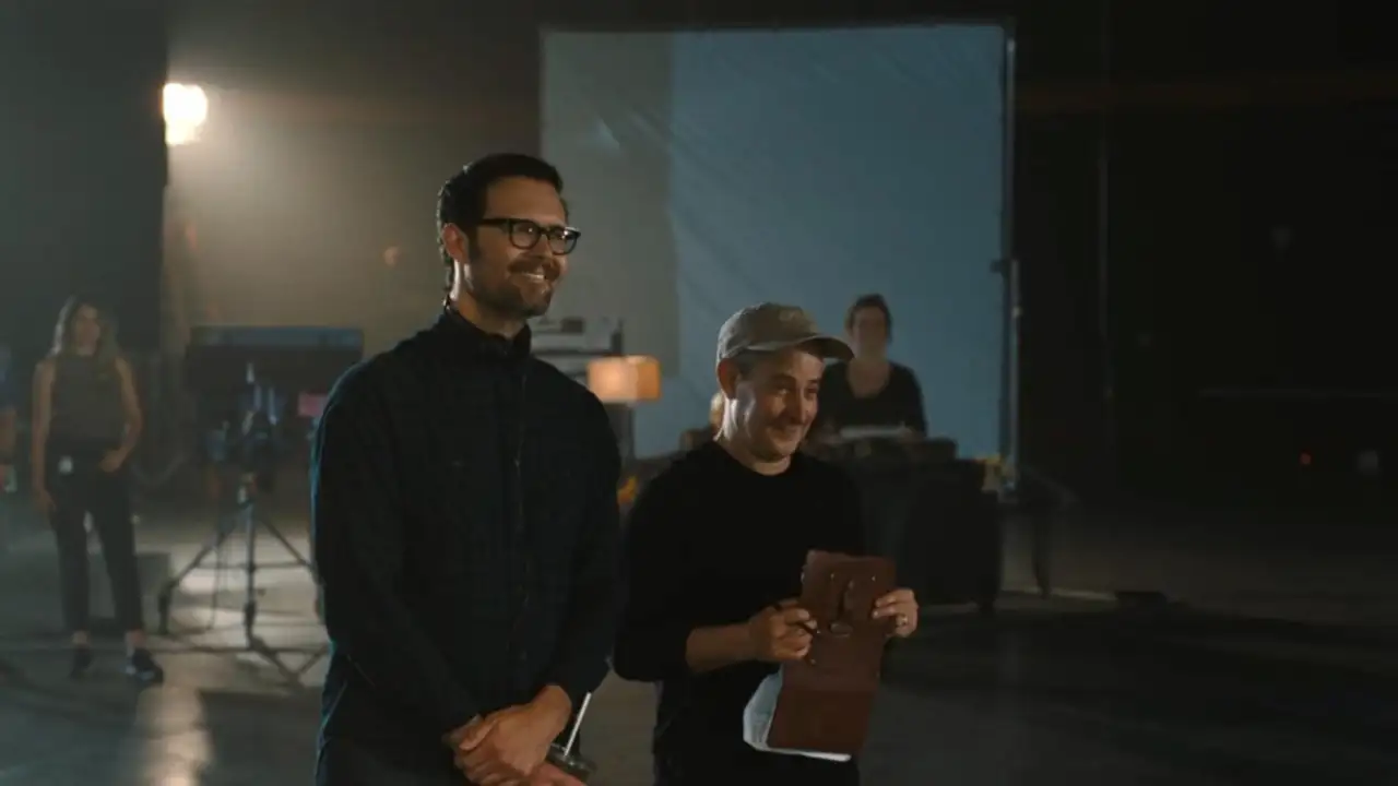 Осгуд Перкинс (слева) на съемках фильма «Нет».