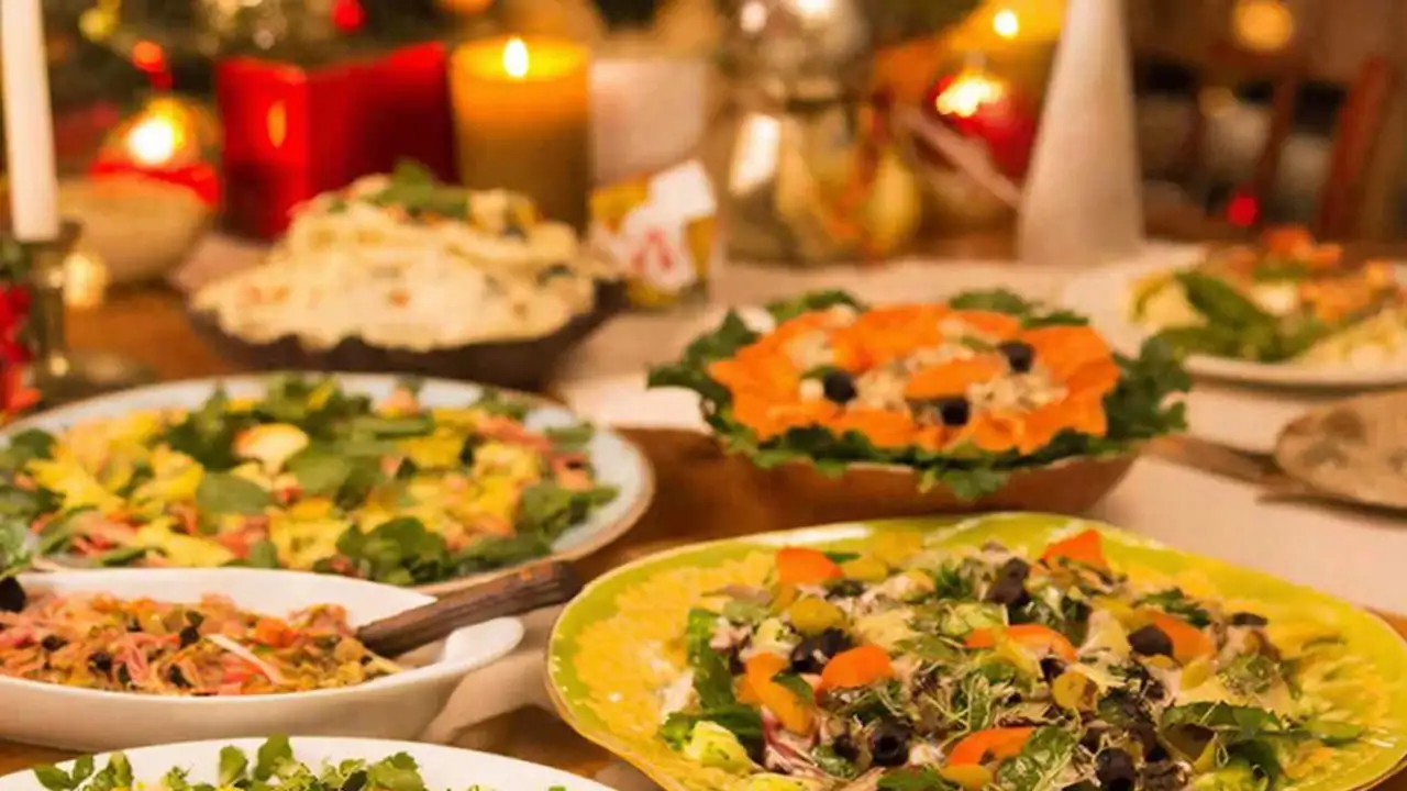 Салаты на новогоднем столе.