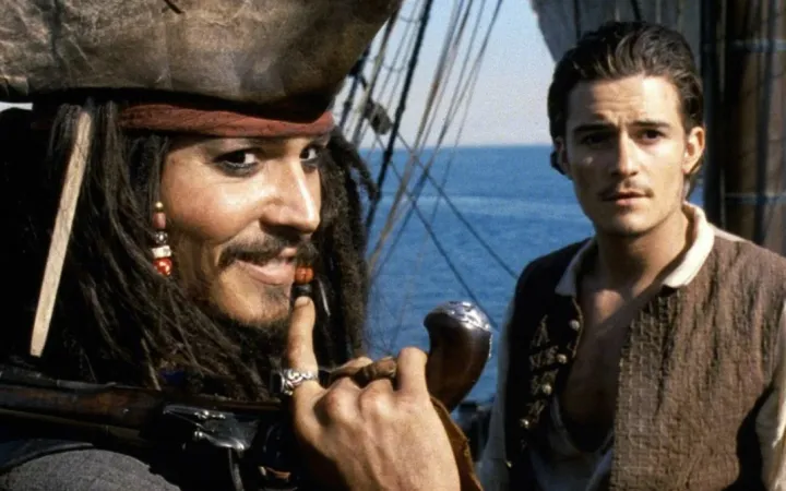 Джонни Депп и Орландо Блум в фильме «Пираты Карибского моря: Проклятие Черной жемчужины».