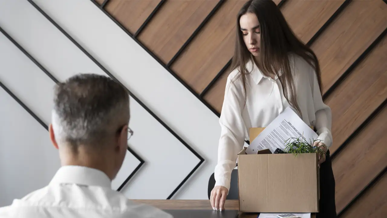 Девушка увольняется с работы.