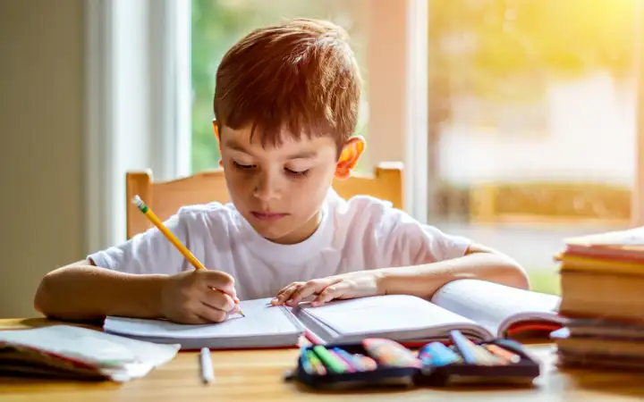 Ребенок за учебой. Ребенок за учебой.
