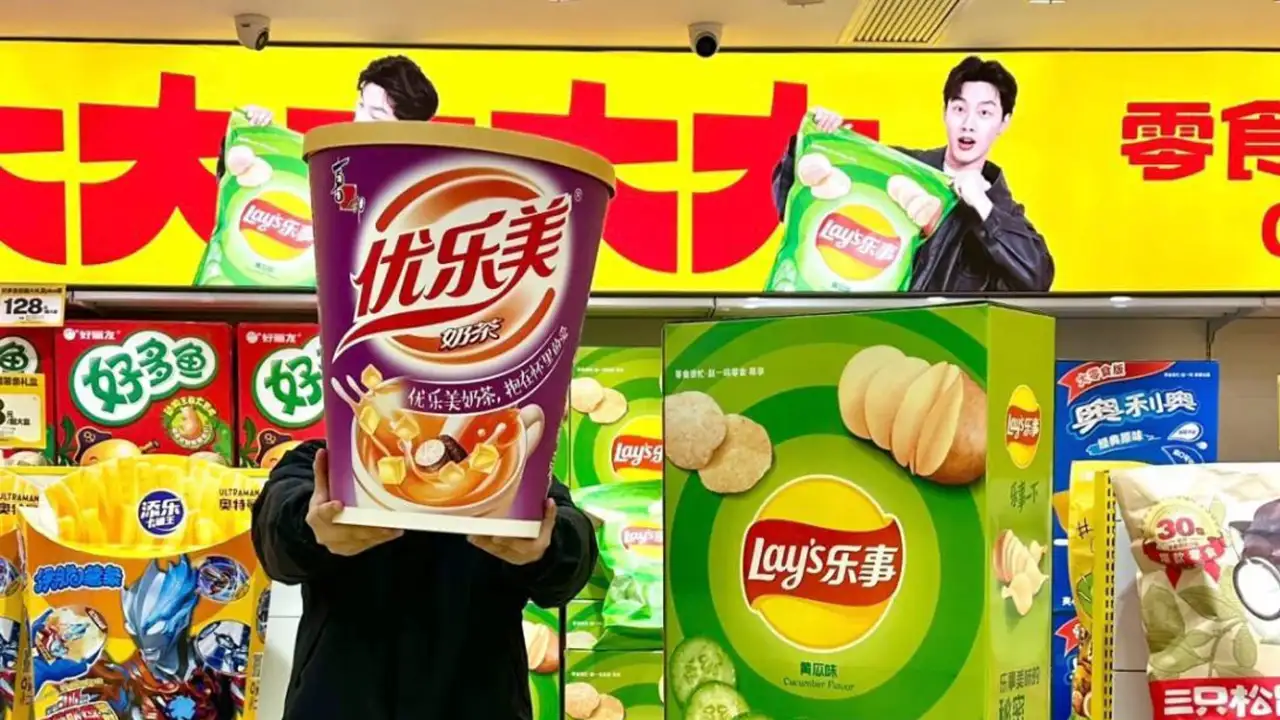 Магазин с гигантскими товарами в Китае.