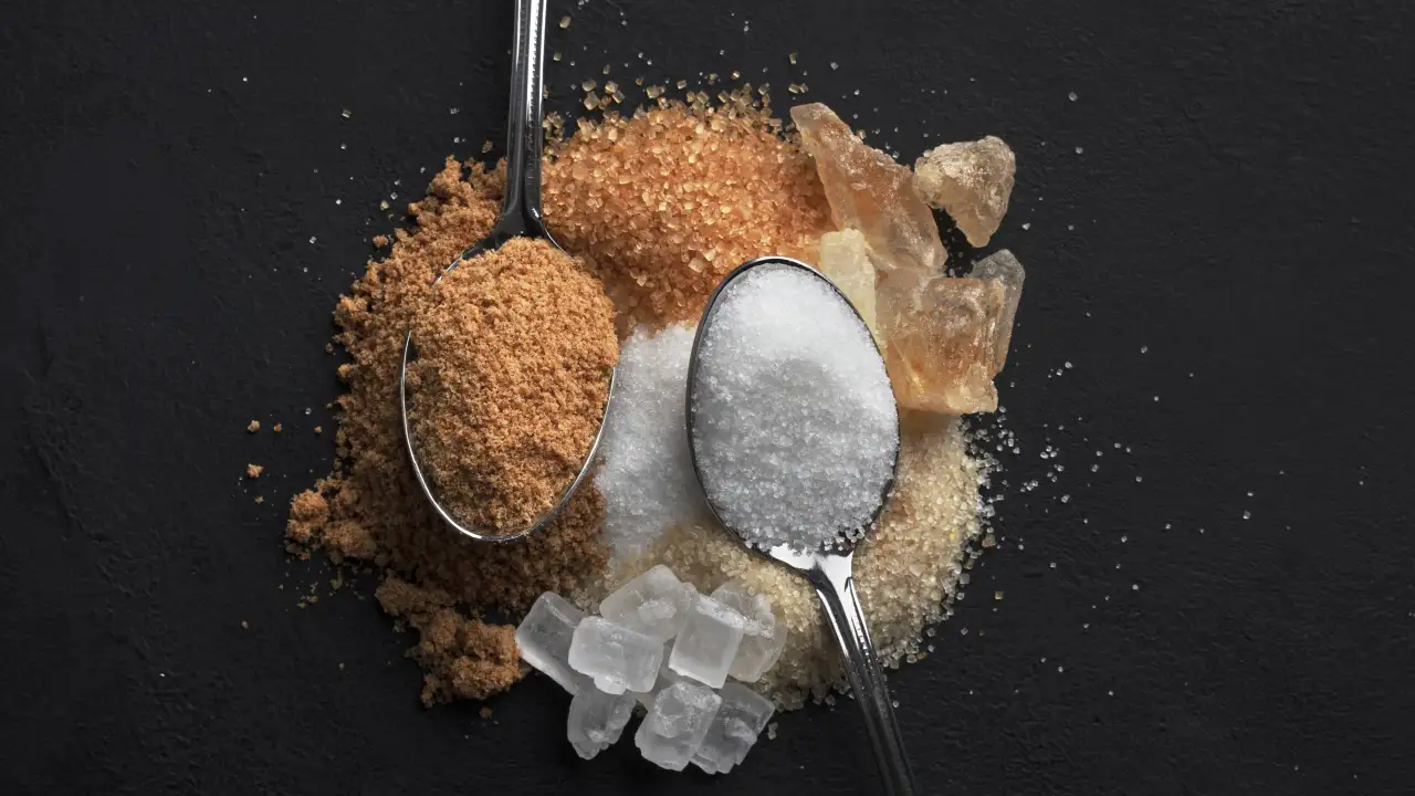 Сахарозаменитель и сахар.