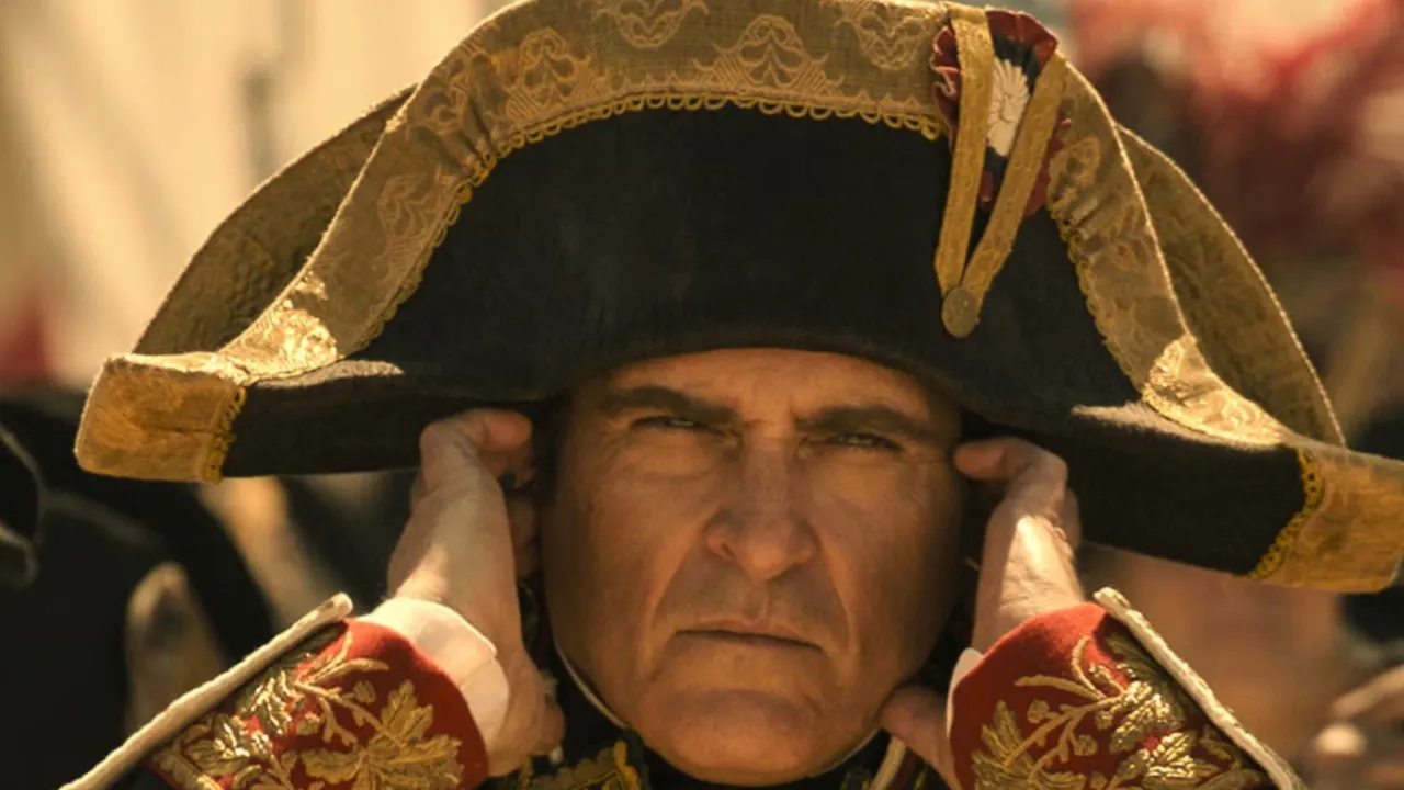 Хоакин Феникс в роли Наполеона.