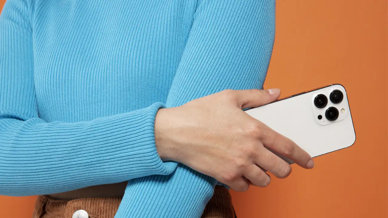 Девушка с iPhone.