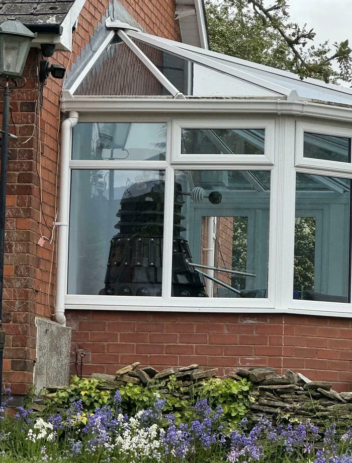 «Прошёл мимо одного из соседских домов. Я не на 100% уверен, что здесь произошло/ Вторжение?».