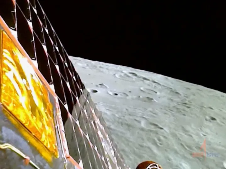 Поверхность Луны во время подготовки космического корабля «Чандраян-3» к посадке 23 августа 2023 года.