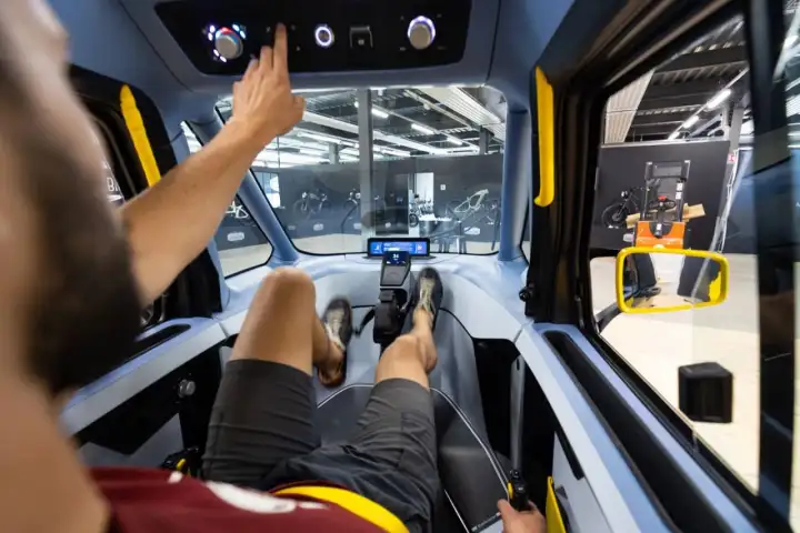 Конструкция использует нестандартное решение: мышечная сила велосипедиста, преобразуемая через педали в электроэнергию, постоянно подпитывает силовую установку.