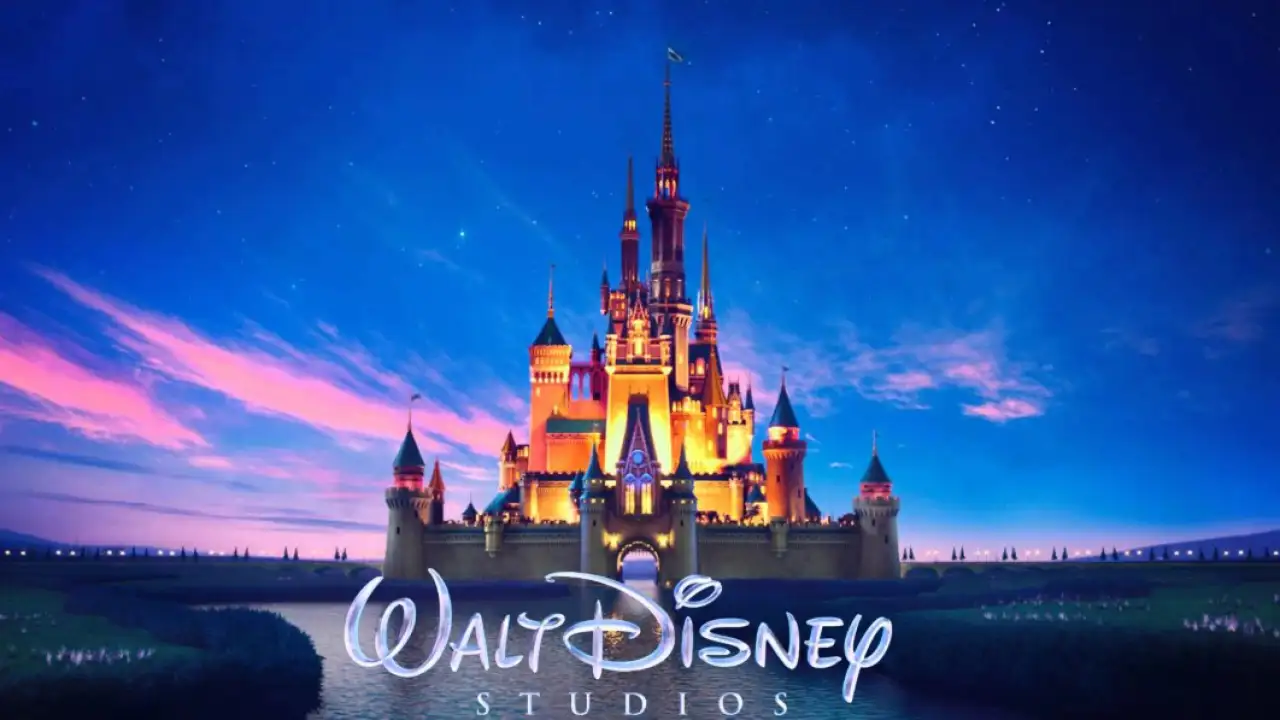 Заставка студии Disney.