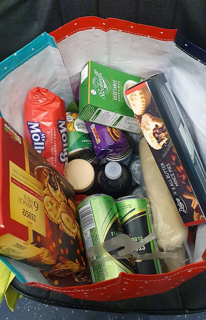 «Мой коллега узнал, что в последние несколько месяцев мне пришлось очень тяжело в финансовом плане. Мы знакомы всего шесть месяцев, но на Рождество он подарил мне сумку, полную вещей и продуктов».