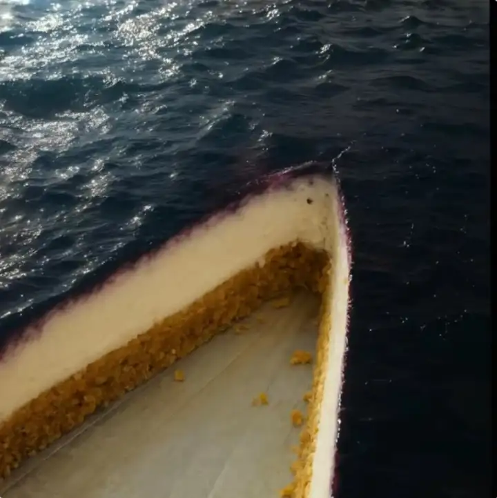 Торт в океане.