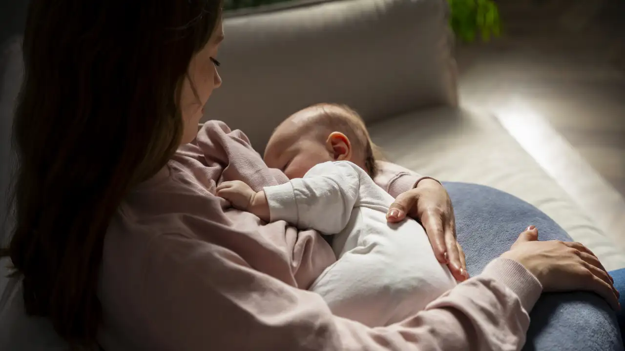 Мама с младенцем.